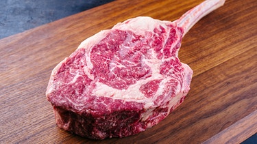 Ein rohes dry aged Wagyu-Steak in einer Nahaufnahme. Wir Deutschen essen 55 Kilogramm Fleisch pro Kopf im Jahr. Doch wie wichtig ist es uns, dass die Tiere ein gutes Leben hatten und nicht leiden mussten? Sind wir bereit für mehr Tierwohl auch mehr zu zahlen?  | Bild: picture alliance/Zoonar | H.LEITNER