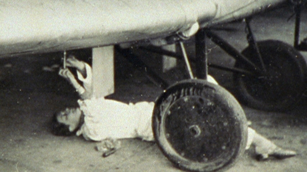 Elly Beinhorn repariert ihr Flugzeug. Mit 25 Jahren flog die Pionierin und Pilotin Elly Beinhorn als erste Frau alleine einmal rund um die Welt. Hier seht ihr die große Dame der deutschen Luftfahrt in Bildern. | Bild: BR