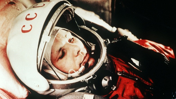 Der sowjetische Kosmonaut Juri Gagarin flog am 12. April 1961 als erster Mensch in den Weltraum. Hier ist er kurz vor dem Start zum ersten bemannten Weltraumflug in der Raumkapsel Wostok-1 zu sehen. | Bild: picture-alliance/dpa/Lehtikuva Oy c900852 Der sowjetische Kosmonaut Juri Gagarin flog am 12. April 1961 als erster Mensch in den Weltraum. Hier ist er kurz vor dem Start zum ersten bemannten Weltraumflug in der Raumkapsel Wostok-1 zu sehen. | Bild: picture-alliance/dpa/Lehtikuva Oy c900852