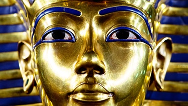 Tutanchamuns goldene Maske. Der junge Pharao Tutanchamun ist die Ikone des Alten Ägypten. Die Entdeckung seiner Grabkammer, seiner Mumie mit der Goldmaske und den wertvollen Grabschätzen durch den Archäologen Howard Carter machten ihn weltberühmt. | Bild: picture alliance/dpa/Sven Hoppe