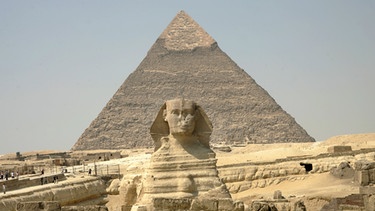 Sphinx von Gizeh und Chephren-Pyramide. Im Alten Ägypten wurden Pyramiden als Grabstätten für Könige und Pharaonen errichtet. Wir zeigen euch die berühmtesten Königsgräber aus Stein und erklären, wie und von wem die Pyramiden wahrscheinlich gebaut wurden.  | Bild: picture-alliance/ dpa | Felix Heyder