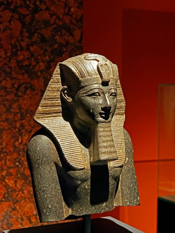 Statue des altägyptischen Königs Thutmosis III. Mit ihm kam die Bezeichnung "Pharao" für die Könige Ägyptens auf. Im Alten Ägypten wurden Pyramiden als Grabstätten für Könige und Pharaonen errichtet. Doch wie wurden sie erbaut? | Bild: picture-alliance/dpa/ Prisma | Fiedler Bernd J.