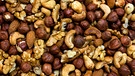 Verschiedene Nusssorten sind vermischt. Nüsse stecken voller gesunder Inhaltsstoffe, wie beispielsweise Omega 3- und Omega 6- Fettsäuren. Aber das ist längst noch nicht alles: Wir erklären euch, warum Nüsse so gesund sind und sogar schön machen.  | Bild: colourbox.com
