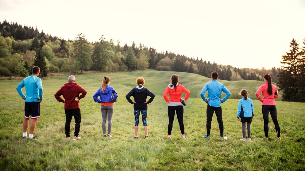 Man sieht eine hügelige Landschaft, leichter Nebel. Im Vordergrund eine Gruppe von acht Menschen - sowohl Alte als auch Kinder - die nebeneinander aufgereiht stehen. Sie sind nur von hinten zu sehen und haben Sport-Kleidung an. Überschriften versprechen: "Mit Diät xy in wenigen Tagen viele Kilos abnehmen". Trotzdem hören wir ständig vom Jojo-Effekt, dass Diäten nicht funktionieren oder sogar gefährlich sind. Wie können wir langfristig und gesund abnehmen? | Bild: Colourbox.de Man sieht eine hügelige Landschaft, leichter Nebel. Im Vordergrund eine Gruppe von acht Menschen - sowohl Alte als auch Kinder - die nebeneinander aufgereiht stehen. Sie sind nur von hinten zu sehen und haben Sport-Kleidung an. Überschriften versprechen: "Mit Diät xy in wenigen Tagen viele Kilos abnehmen". Trotzdem hören wir ständig vom Jojo-Effekt, dass Diäten nicht funktionieren oder sogar gefährlich sind. Wie können wir langfristig und gesund abnehmen? | Bild: Colourbox.de