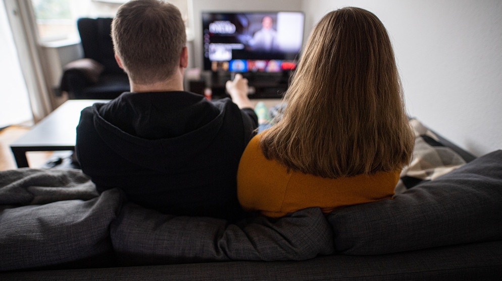 Ein Paar vor dem Fernseher. Wer seine Zeit vor dem Fernseher reduziert, kann seine Lebenserwartung erhöhen, ergab schon eine Studie aus dem Jahr 2012. | Bild: picture-alliance/dpa/Daniel Reinhardt Ein Paar vor dem Fernseher. Wer seine Zeit vor dem Fernseher reduziert, kann seine Lebenserwartung erhöhen, ergab schon eine Studie aus dem Jahr 2012. | Bild: picture-alliance/dpa/Daniel Reinhardt