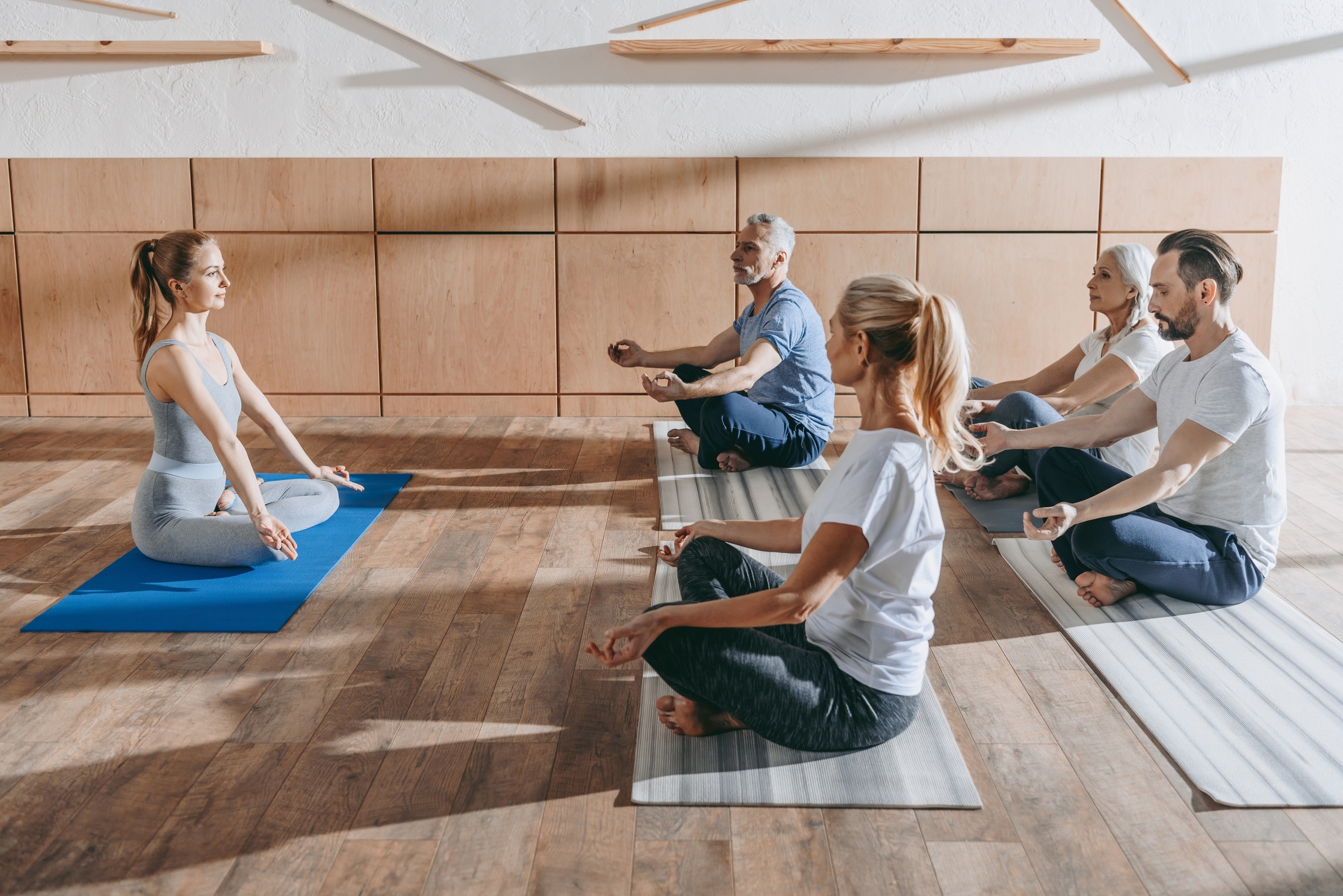 Menschen machen auf Matten Yoga. Yoga wirkt nachweislich besser als andere Sportarten gegen chronische Schmerzen und Stress und tut Körper und Seele gut. Warum euch Yoga gesund und fit hält. | Bild: colourbox.com Menschen machen auf Matten Yoga. Yoga wirkt nachweislich besser als andere Sportarten gegen chronische Schmerzen und Stress und tut Körper und Seele gut. Warum euch Yoga gesund und fit hält. | Bild: colourbox.com