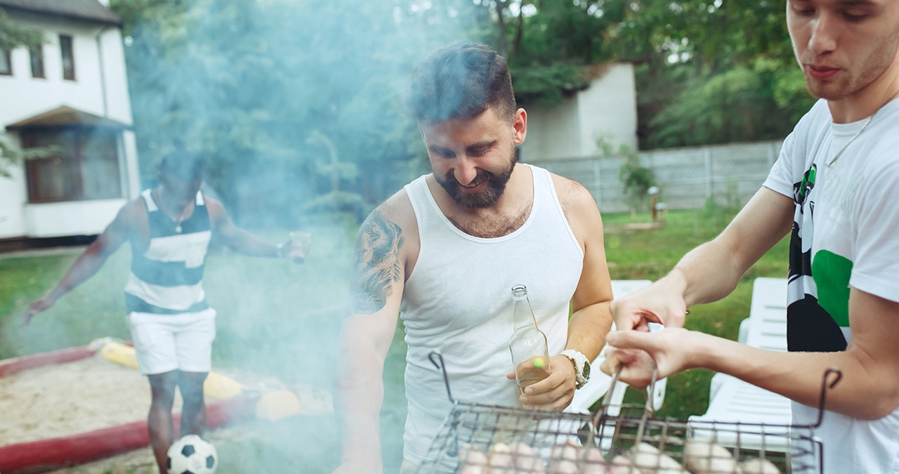 Männer beim Grillen. Männer rauchen und trinken mehr, haben häufiger Übergewicht und leisten weniger Vorsorge für die Gesundheit. Das erhöht ihr Risiko für viele Krankheiten. | Bild: colourbox.com Männer beim Grillen. Männer rauchen und trinken mehr, haben häufiger Übergewicht und leisten weniger Vorsorge für die Gesundheit. Das erhöht ihr Risiko für viele Krankheiten. | Bild: colourbox.com
