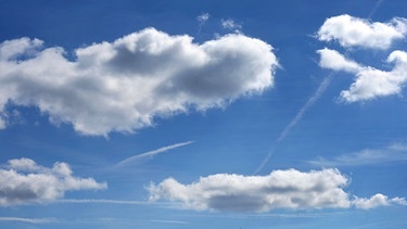 Blauer Himmel über einer Hütte. - Sonne oder Wolken, Regen oder Schnee, Wind oder Wirbelsturm, Hitze und Gewitter: Das Wetter hat uns fest im Griff und ist trotz modernster Technik ein chaotisches System, dem wir ausgeliefert sind. | Bild: picture-alliance/dpa