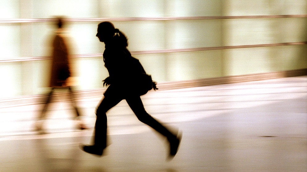 Die Silhouette einer rennenden, jungen Frau. Viele Menschen treibt die Angst um, in ihrer Freizeit etwas zu verpassen. Wir haben Tipps gegen FOMO und Freizeitstress, damit ihr euch in eurer freien Zeit wirklich erholt. | Bild: picture alliance / Caro | Hechtenberg Die Silhouette einer rennenden, jungen Frau. Viele Menschen treibt die Angst um, in ihrer Freizeit etwas zu verpassen. Wir haben Tipps gegen FOMO und Freizeitstress, damit ihr euch in eurer freien Zeit wirklich erholt. | Bild: picture alliance / Caro | Hechtenberg