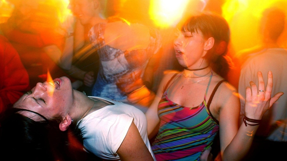 Schülerinnen feiern Ferienbeginn bei Schools Out Party. | Bild: picture-alliance/dpa