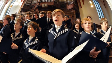Der Thomanerchor singt während eines Gottesdienstes in der Leipziger Thomaskirche. | Bild: picture-alliance/dpa