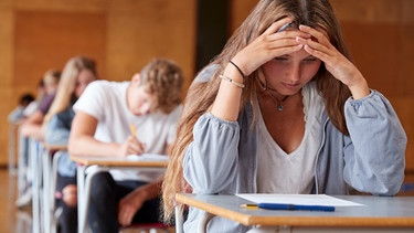 Eine Jugendliche sitzt verzweifelt bei der Klausur. Leidet auch ihr unter Prüfungsangst? Hier erfahrt ihr mehr über die Ursachen und Symptome. Und: Mit welchen Tipps ihr Versagensangst und Stress loswerdet - auch ohne Medikamente. Bye-bye, Blackout! | Bild: picture alliance/Shotshop | Monkey Business 2
