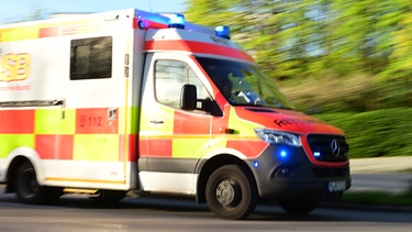 Rettungswagen des ASB im Einsatz, 2024. In Deutschland werden jährlich etwa 30 bis 50 Menschen bei Gewittern vom Blitz getroffen. Erste Hilfe kann bei einem Blitzschlag Leben retten. | Bild: picture alliance / SZ Photo | Robert Haas
