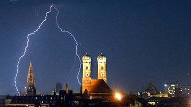 Wenn's blitzt und donnert - Gewitter mit Blitzen über München. Ein Gewitter ist ein Wetterphänomen. Die Meteorologie möchte derartiges Wetter verstehen und vorhersagen. Regen, Schnee, Wind, Sonnenschein, blauer Himmel, Hitze, Gewitter oder gar ein Orkan? Das Wetter mit all seinen Wetterphänomenen hat uns fest im Griff - und das schon immer. Vielleicht versuchen wir deshalb so angestrengt, die Phänomene des Wetters zu entzaubern und dem chaotischen System Wetter eine Ordnung zu geben. | Bild: picture-alliance/dpa