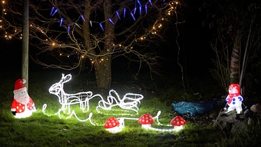 Grüne Weihnachten sind in Deutschland die Regel, nicht die Ausnahme. Weihnachtsstimmung holt sich manch einer dann mit Weihnachtsschmuck in den Garten. | Bild: picture alliance/M.i.S./Sportpressefoto