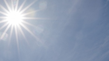 Das Klima lässt sich schlecht bebildern - denn im Gegensatz zum Wetter mit seinen Wetterphänomenen handelt es sich dabei um ein längerfristiges Phänomen. Regen, Schnee, Wind, Sonnenschein, blauer Himmel, Hitze, Gewitter oder gar ein Orkan? Das Wetter mit all seinen Wetterphänomenen hat uns fest im Griff - und das schon immer. Vielleicht versuchen wir deshalb so angestrengt, die Phänomene des Wetters zu entzaubern und dem chaotischen System Wetter eine Ordnung zu geben. | Bild: BR/Johanna Schlüter