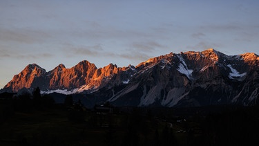 Sonnenuntergang - die Abendsonne beleuchtet das Dachstein-Gebirge. Im Bild von links das Dachstein-Dreigestirn Torstein, Mitterspitz und Hoher Dachstein sowie Nachbargipfel. | Bild: picture alliance / Martin Huber / picturedesk.com | Martin Huber