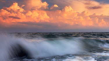 Wetter: Tropischer Ozean mit Wolken. Wie entstehen Wetterphänomene wie Winde, Föhn, Gewitter, Blitze oder Hurrikane und Tornados? Die globalen Windsysteme, Meeresströmungen und die Erdrotation beeinflussen unser Wetter. | Bild: colourbox.com