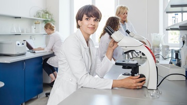 Wissenschaftlerin arbeitet an einem Mikroskop. | Bild: picture alliance / Westend61 | Hernandez and Sorokina